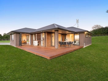 EASY-CARE FAMILY LIVING ON 5,017m2
