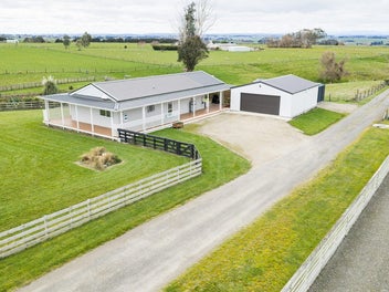 Small Acreage, Big Lifestyle!