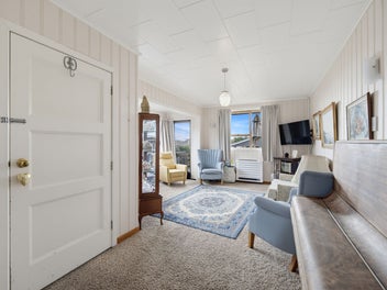 Sun-Filled Comfort, Deck & Garden