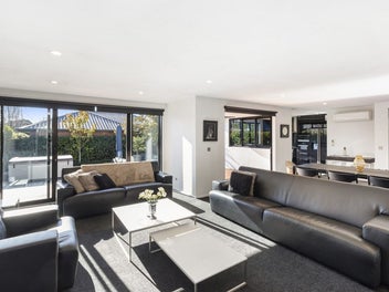 Effortless Living, Exceptional Location!