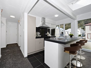 Top-Floor Gem in the Heart of Mount Victoria