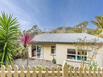 4 Beds, 2 Living, Family Comfort + Veggie Gardens!