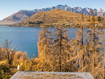 LAKEFRONT, A RARE 1,662m² LANDHOLDING