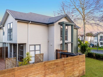 Australia-Bound Owners - Flexible Living & Income!