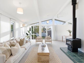 Renovated & Ready in Burnside Zone