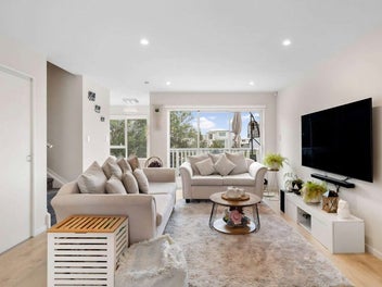 Reserve Views & Modern Living in Flat Bush