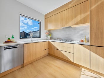 Single Level, Freehold, Solid