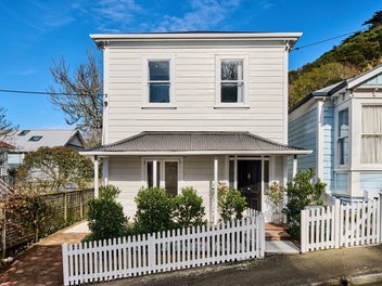 Extensively renovated, walk to the City