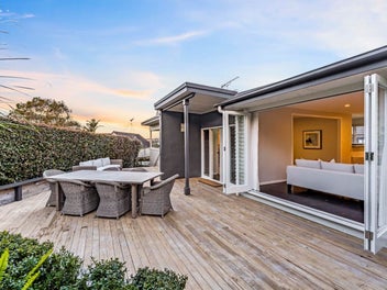 A Rare 882m² Family Opportunity