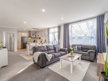 Cozy, serene modern home in Strathern!