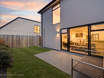 Quality Coastal Living, Just 100m to Beach!