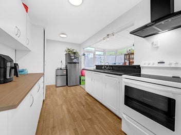 BARGAIN HUNTERS, MOVE FAST - THIS ONE WON'T WAIT!
