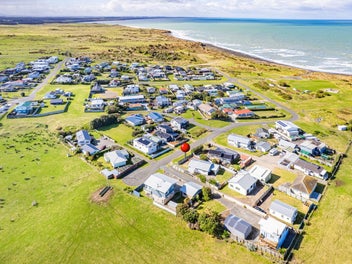 Make Waiinu Beach home