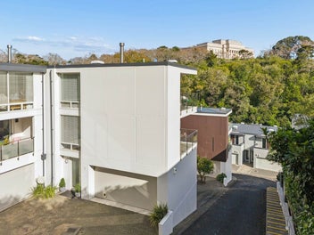 Luxury Home & Separate Guest Residence