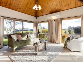 Blue-Chip Queenwood - Exceptional Value!