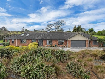 5-Hectare Lifestyle Property with 6 Bedrooms