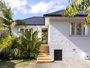 NORTH-FACING ENTERTAINER & FAMILY OASIS!