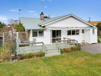 Country charm, Town convenience!