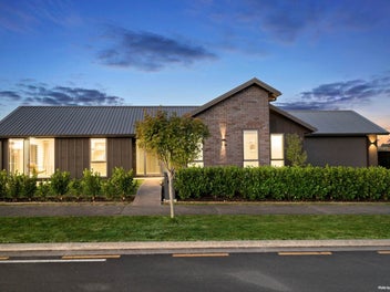 Contemporary Style. Family Living. Love the Lo...