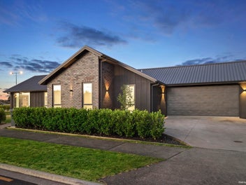 Contemporary Style. Family Living. Love the Lo...