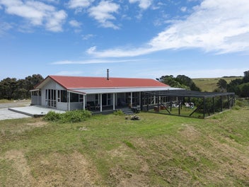 Versatile Lifestyle Property Near Henderson Bay