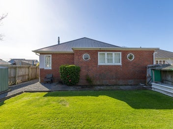 Two Dwellings. 898sqm RSDT. Genuine Potential.