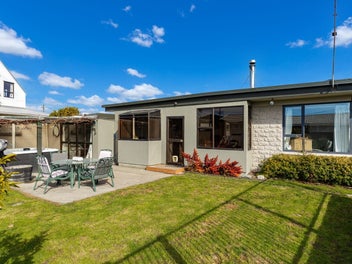 Owners moving rural – motivated to see an offer