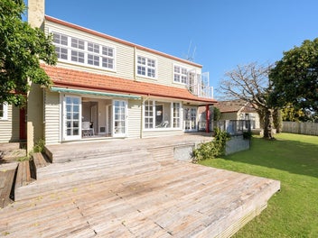 Avenues character, harbour views