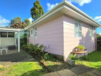 THE PINK HOUSE IN PAEROA