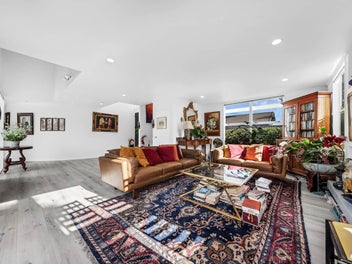 Entry-Level Remuera Gateway! 215m² 3-Bed in EG...