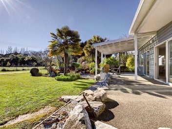 A 1920's bungalow & 6.71 ha of grazing land