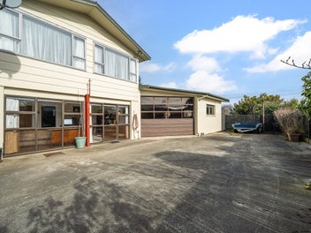 Spacious Hawthorndale Home!