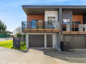 Modern & Stylish Two-Level Townhouse
