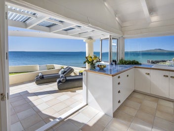 Absolute Milford Beachfront