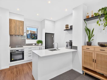 Exceptional Jalcon Townhouse - Dual Outdoor Zones!