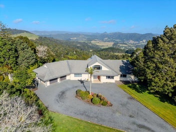 ARCHITECTURALLY DESIGNED WITH BREATHTAKING VIEWS