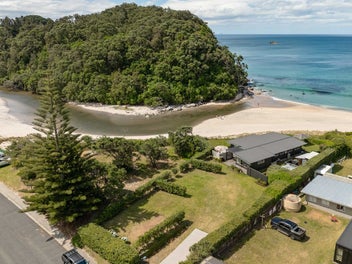 Absolute beachfront. 1239 m². Two titles.