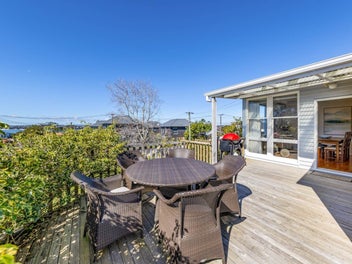 CUTE COTTAGE WITH DEVELOPMENT POTENTIAL