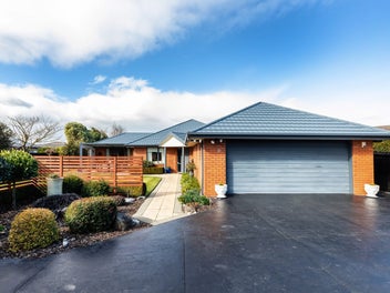 Spacious, Sun-Drenched, Superb for Summer