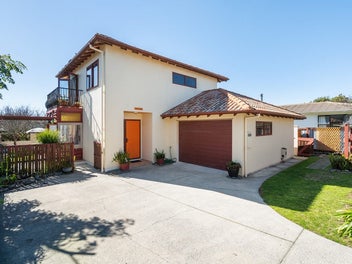 Sunshine, Sea Views and Simply Easy Living