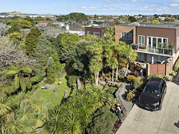 A Rare Sanctuary of Space, Sun & Garden Views
