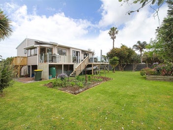 Expansive north facing deck - 4 bedrooms