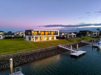 Fisherman's friend - stunning waterfront living