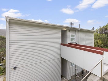 Sun drenched 1960's start or downsize
