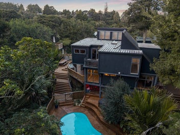 Expansive entertainers paradise
