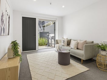 Pet Friendly, Ground Floor Corner Apartment