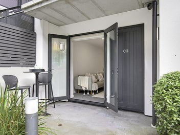 Pet Friendly, Ground Floor Corner Apartment