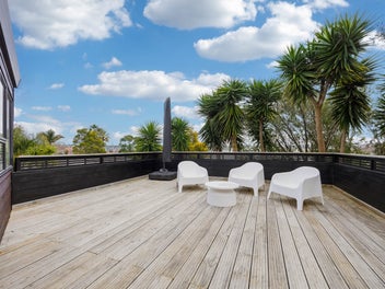 Modernised Living in a Coastal Location