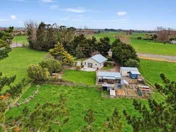Country Living - City Convenience - Five Acres