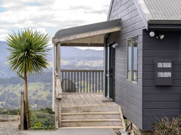 SPACE, STYLE & STUNNING VALLEY VIEWS